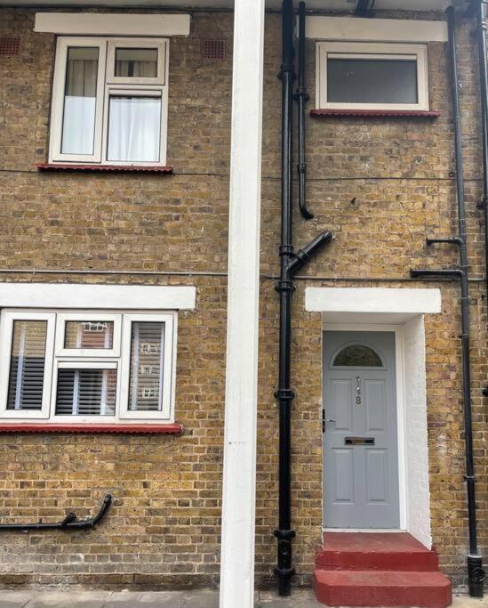 Newly Refurbished Apartment, Near Station & River Apartament Londra