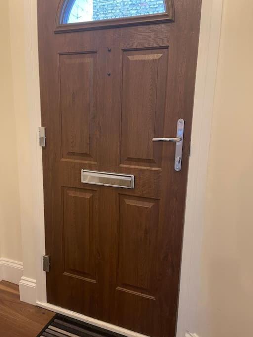 Newly Refurbished Apartment, Near Station & River Londra