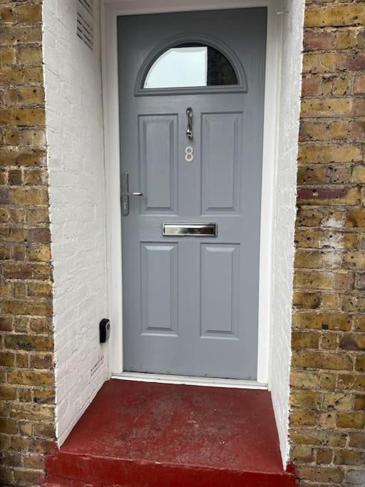 Newly Refurbished Apartment, Near Station & River * Londra